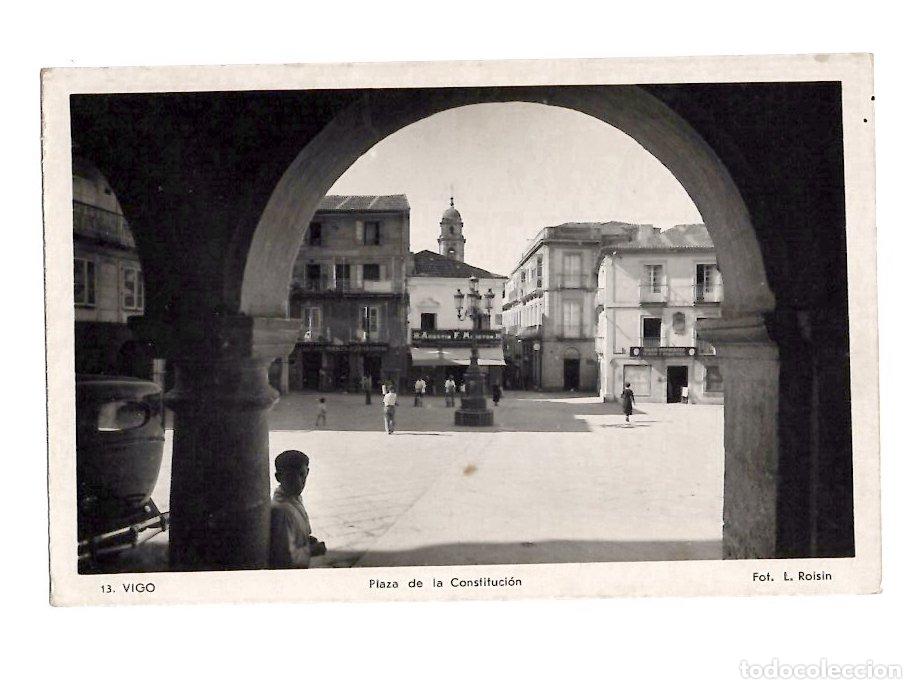 Postales: TARJETA POSTAL VIGO 13 PLAZA DE LA CONSTITUCION. FOT. L. ROISIN