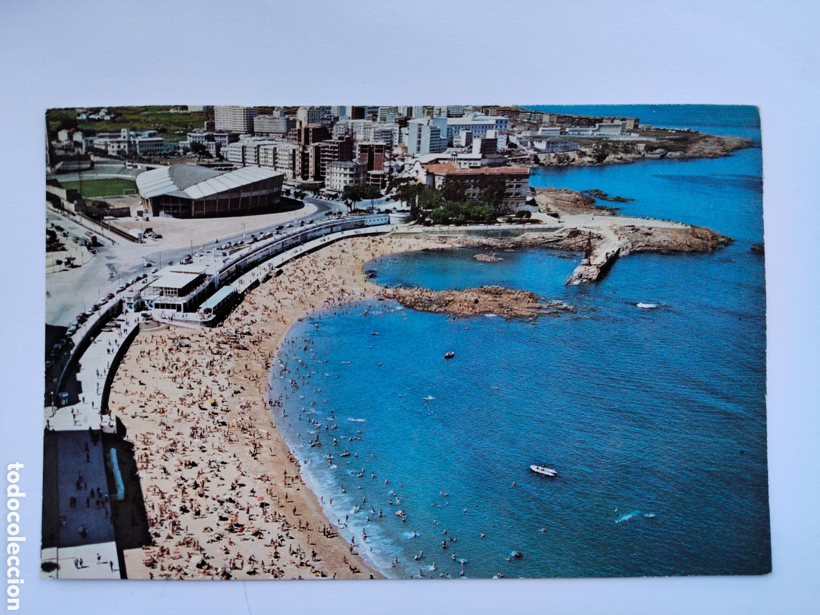 Postcards: ANTIGUA POSTAL DOBLE CARA LA CORU&Ntilde;A PLAYA DE RIAZOR Y POR DETRAS CALENDARIO DE AGOSTO CON FIESTAS D
