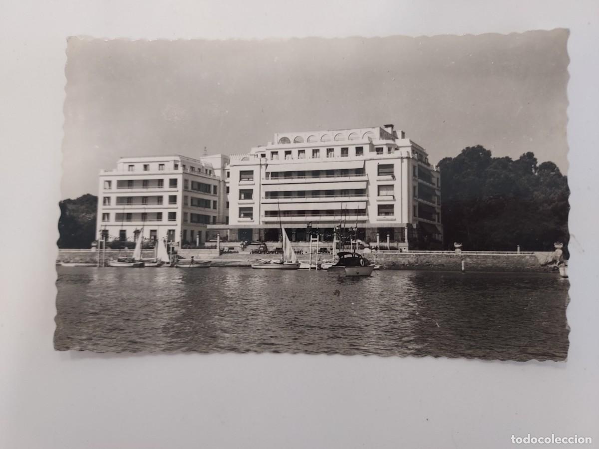 Postales: POSTAL LA TOJA GRAN HOTEL DESDE EL MAR. A&Ntilde;OS 1950. ARRIBAS 8. SIN CIRCULAR. PONTEVEDRA