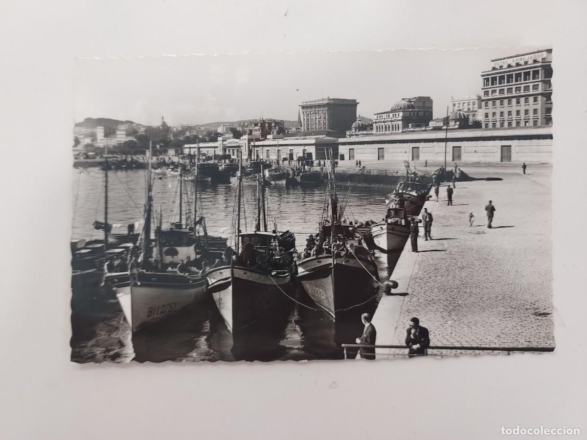 Postales: POSTAL LA CORU&Ntilde;A VISTA PARCIAL Y MUELLE DE NU&Ntilde;EZ. A&Ntilde;OS 1950. SIN CIRCULAR. ARRIBAS 212