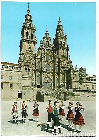 Postales: &rdquo; FOLKLORE GALLEGO &rdquo;, LA MU&Ntilde;EIRA ANTE LA CATEDRAL.- SANTIAGO DE COMPOSTELA
