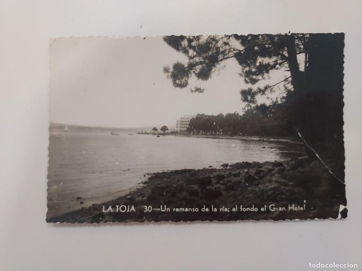 Postales: POSTAL LA TOJA REMANSO DE LA RIA AL FONDO GRAN HOTEL. CIRCULADA 1956. PONTEVEDRA. POLIGRAFICA