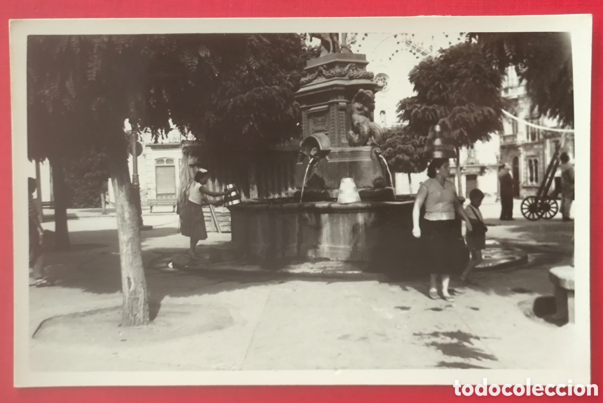 Postales: GALICIA SIN IDENTIFICAR PLAZA FUENTE MUJER CON SELLA POSTAL FOTOGR&Aacute;FICA C. 1955