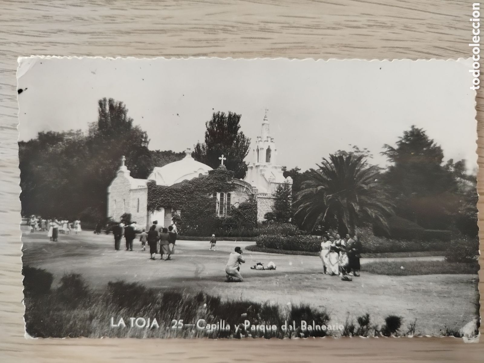Postales: POSTAL LA TOJA - 25 CAPILLA Y PARQUE - SELLO GALICIA TURISTICA