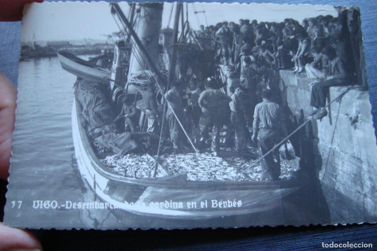Postales: ANTIGUA POSTAL FOTOGRAFICA DESEMBARCANDO LA SARDINA EN EL BERB&Eacute;S. VIGO GALICIA TURISTICA N&ordm; 17