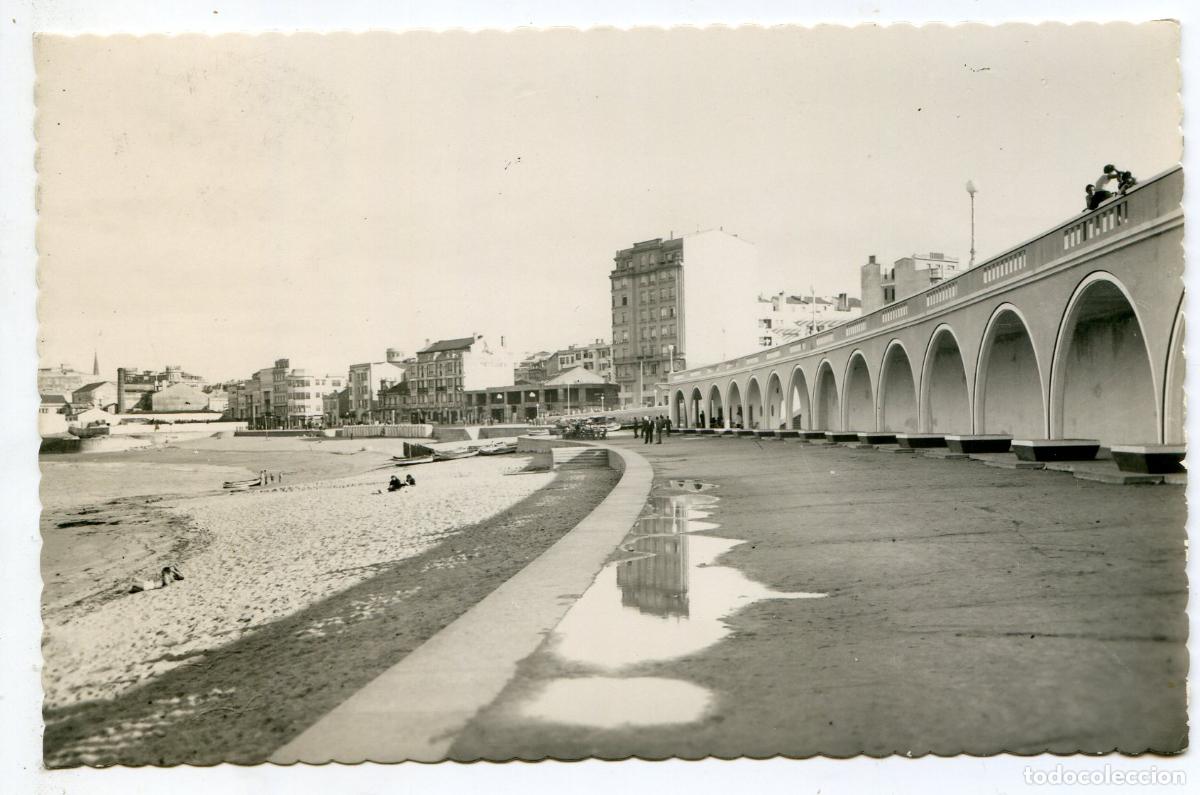 Cartes Postales: La Coru&ntilde;a. 11. Andenes de la Playa de Riazor. Ediciones Lujo. Circulada