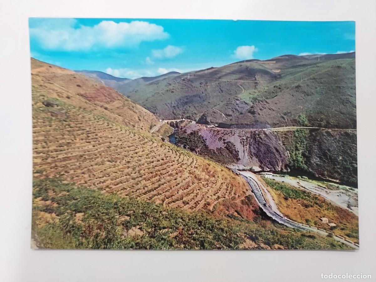 Postales: POSTAL PUEBLA DE TRIVES VI&Ntilde;EDOS Y PUENTE ROMANO SOBRE EL RIO BIBEY. S/C. ORENSE. 1969