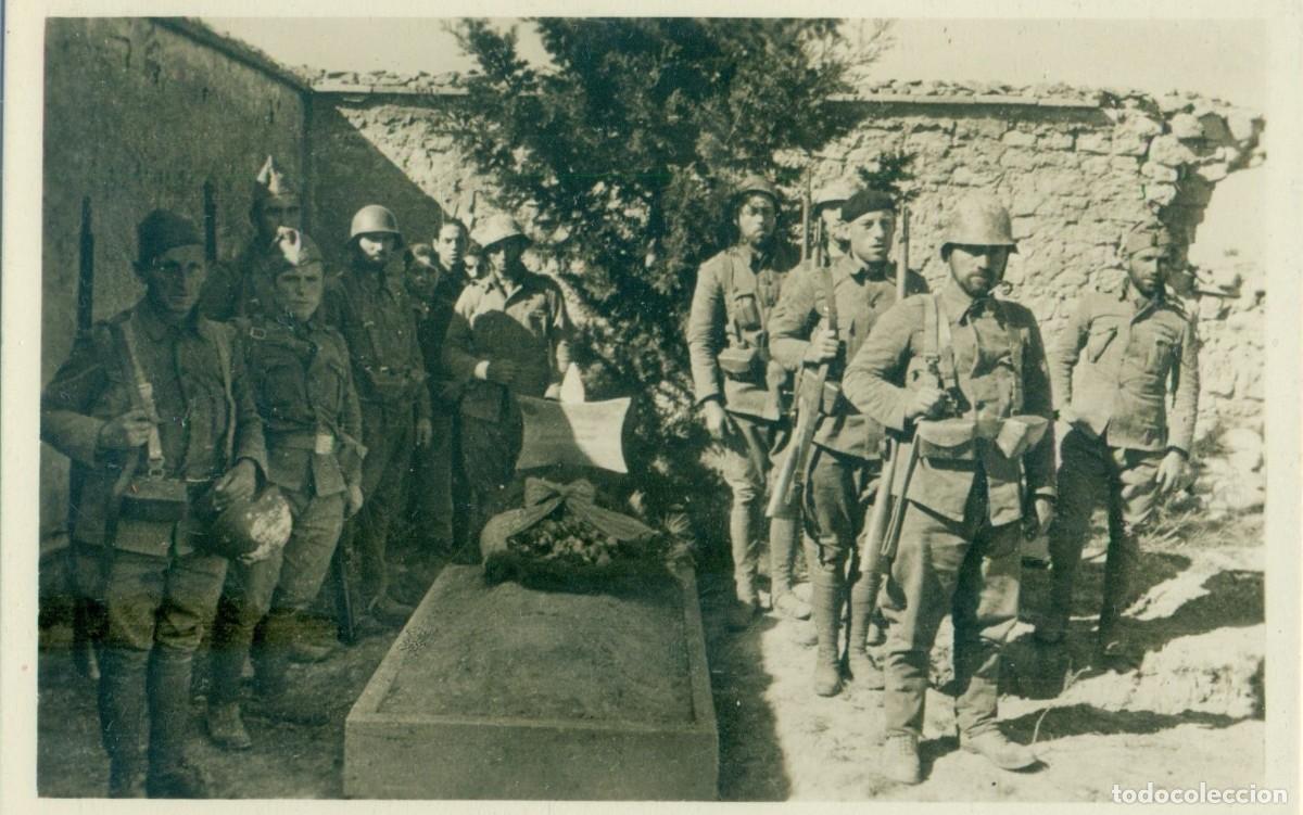 Postales: GUERRA CIVIL. MILITAR. FRENTE DE ARAG&Oacute;N. ENTIERRO DE UN COMPA&Ntilde;ERO. HACIA 1936. MUY RARA