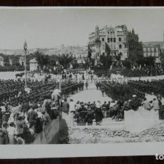 Postales: MELILLA 1920, POSTAL FOTOGRÁFICA DEL ACTO MILITAR CON EL GENERAL SILVESTRE, MIDE 13,5 X 10 CMS.. Lote 232878385