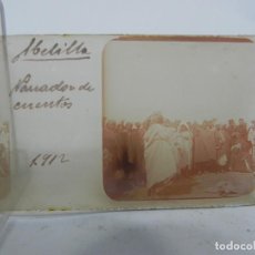 Postales: FOTOGRAFIA ESTEREOSCOPICA DE MELILLA, NARRADOR DE CUENTOS, AÑO 1912, REALIZADA EN CRISTAL, MIDE 10,6