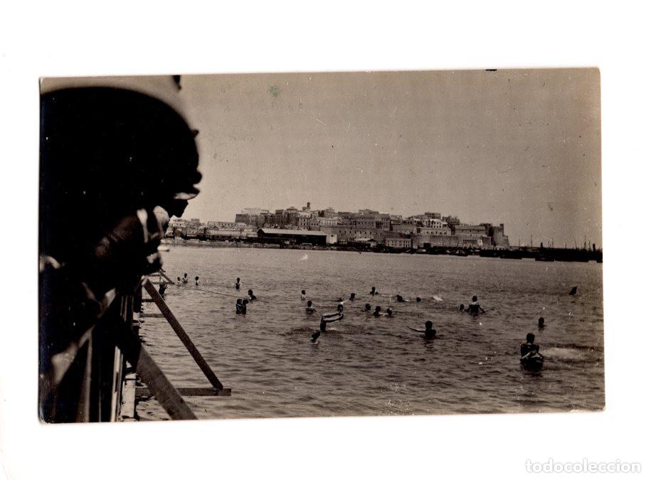 Postales: MELILLA.- FORTIFICADO DE MELILLA LA VIEJA. PERSONAS BA&Ntilde;&Aacute;NDOSE EN LA PLAYA.