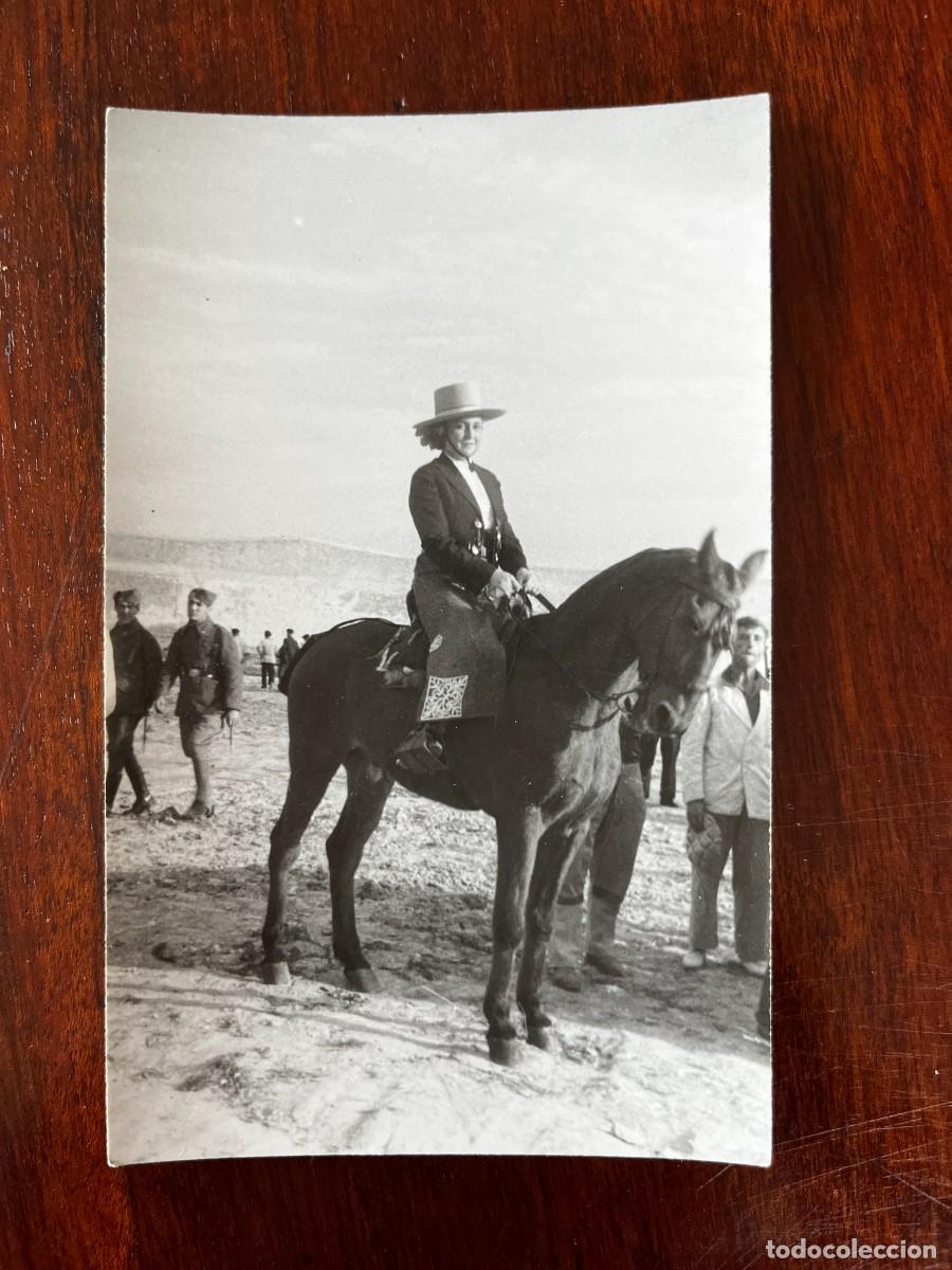 Postais: FOTO POSTAL DE MELILLA, DAMA A CABALLO, POR DETRAS SELLO CON &iexcl;ARRIBA ESPA&Ntilde;A! FOTO LOPEZ DE MELILLA,