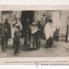 Postales: UN GRUPO DE SOLDADOS NAZIS HACIENDO MOFA DEL RITO CATÓLICO EN UN PUEBLO DE POLONIA. (10.5 X 15 CM.)