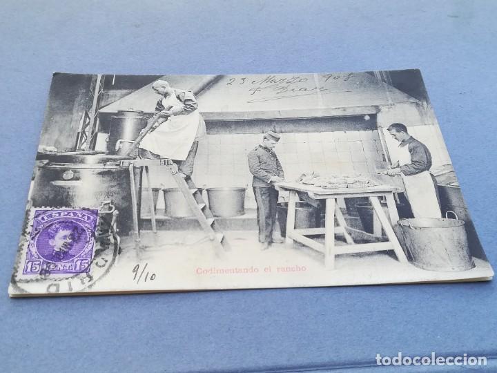 Postales: TARJETA POSTAL VIDA DE CUARTEL - CODIMENTANDO EL RANCHO - FECHADA 1908 - Foto 1