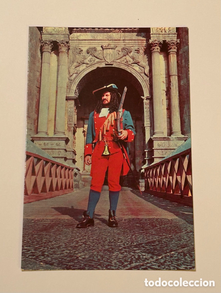 Cartoline: TARJETA POSTAL SIN CIRCULAR. GRANADERO CON UNIFORME DE 1659 EN EL CASTEL NUOVO. NAPOL&Eacute;S. ITALIA