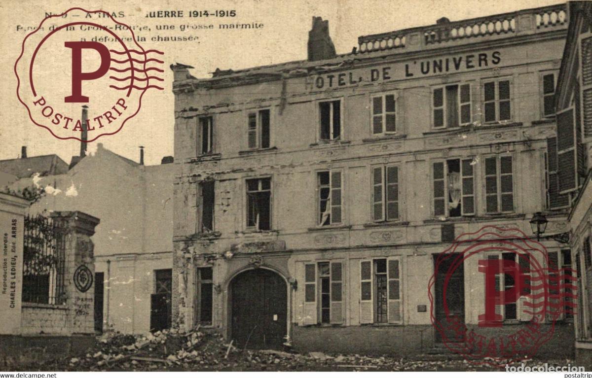 Cartes Postales: ARRAS GUERRE 1914-1915 PLACE DE LA CROIX ROUGE, UNE GROSSE MARMITE A D&Eacute;FONCE LA CHAUSS&Eacute;E GUERRE GUER