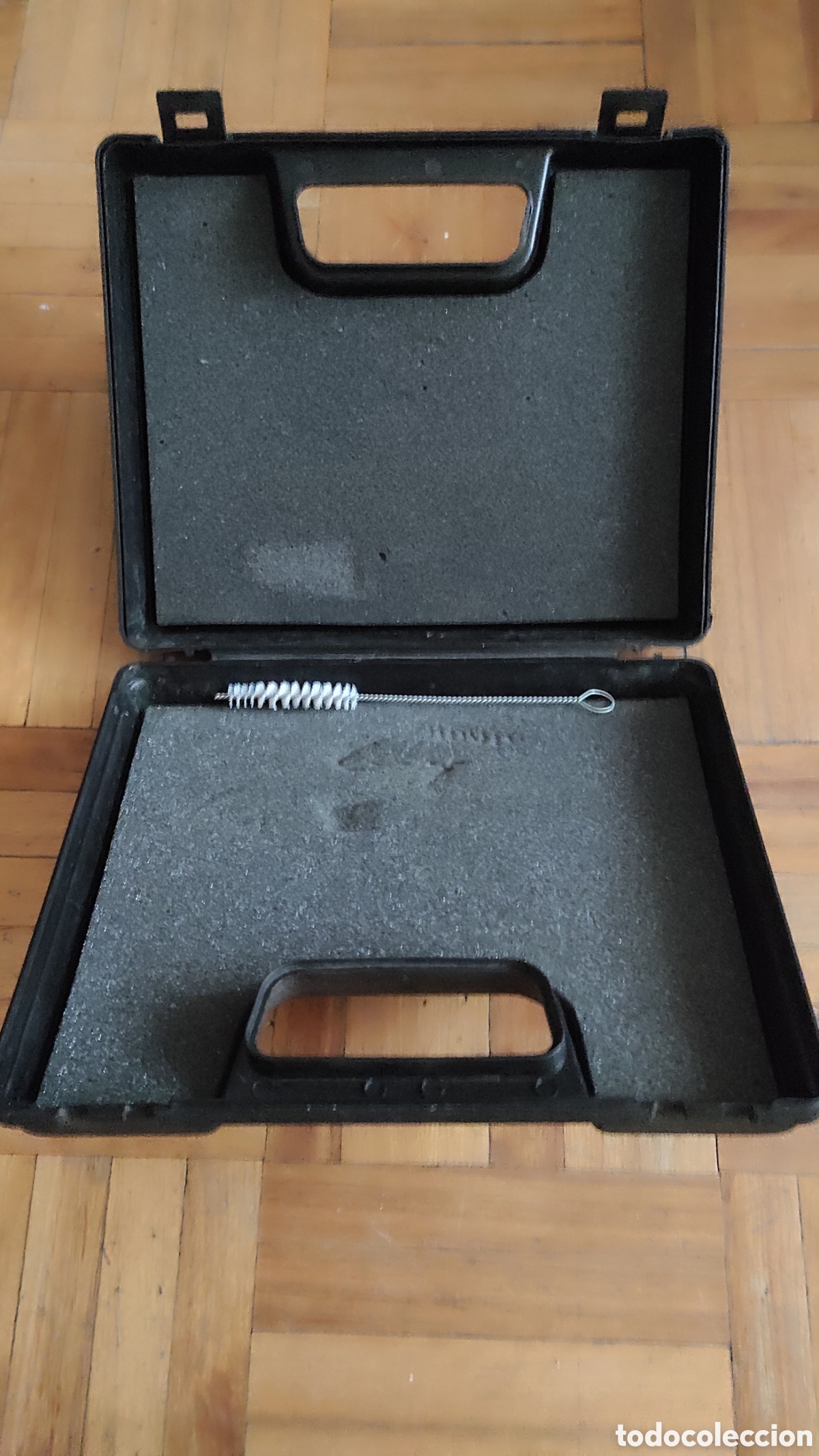 Postales: Caja plastico de pistola y dos fundas de cuero una de revolver y otra de pistola