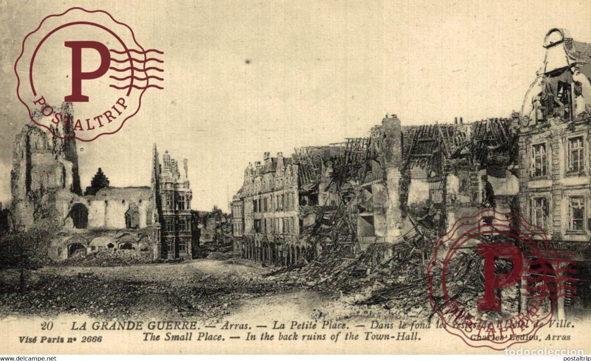 Cartoline: LA GRANDE GUERRE ARRAS LA PETITE PLACE DANS LE FOND LES RESTES DE LHOTEL DE VILLE GUERRE WAR MILI