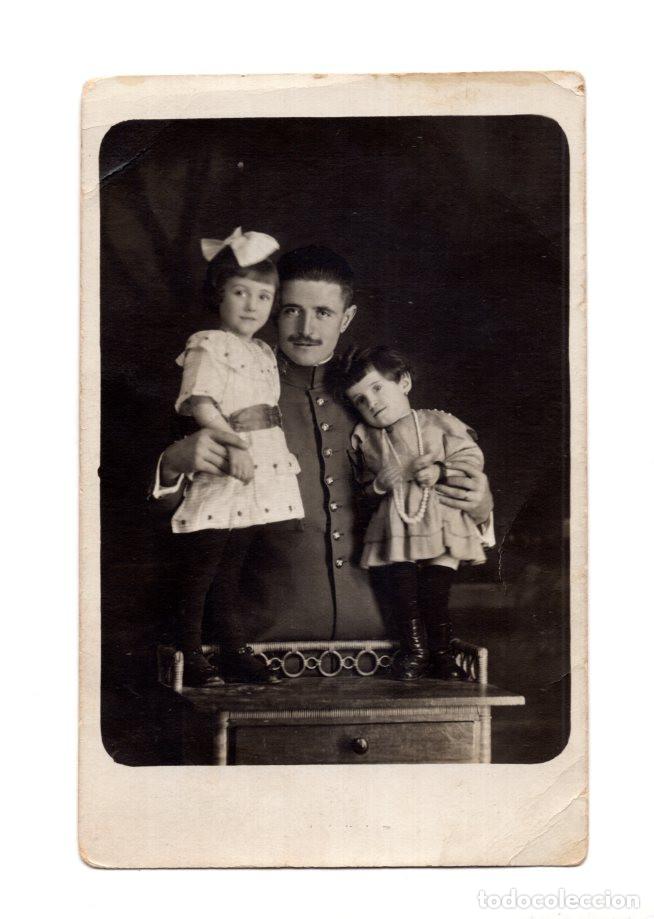 Postales: PAMPLONA.- MOMENTO FAMILIAR MILITAR, &Eacute;POCA DE ALFONSO XIII.