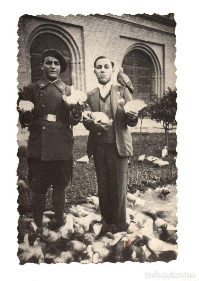 Postales: DOS PERSONAS POSANDO CON PALOMA, EL DE LA IZQUIERDA MUESTRA UNIFORME DE INFANTER&Iacute;A, ALFONSO XIII.