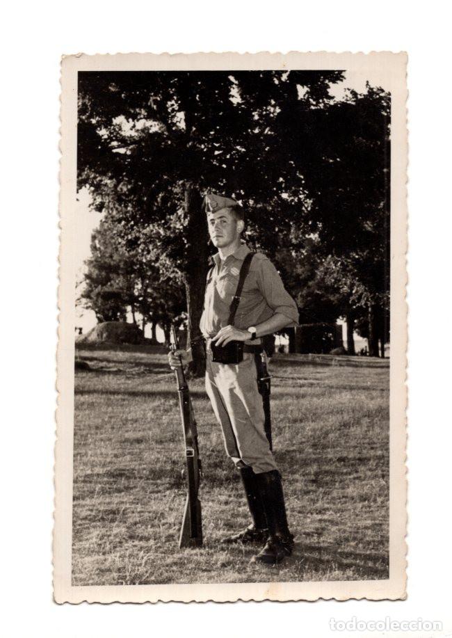 Postales: SOLDADO POSANDO CON SU UNIFORME Y FUSIL, DURANTE SU SERVICIO MILITAR OBLIGATORIO, ROBLEDO. 1953.