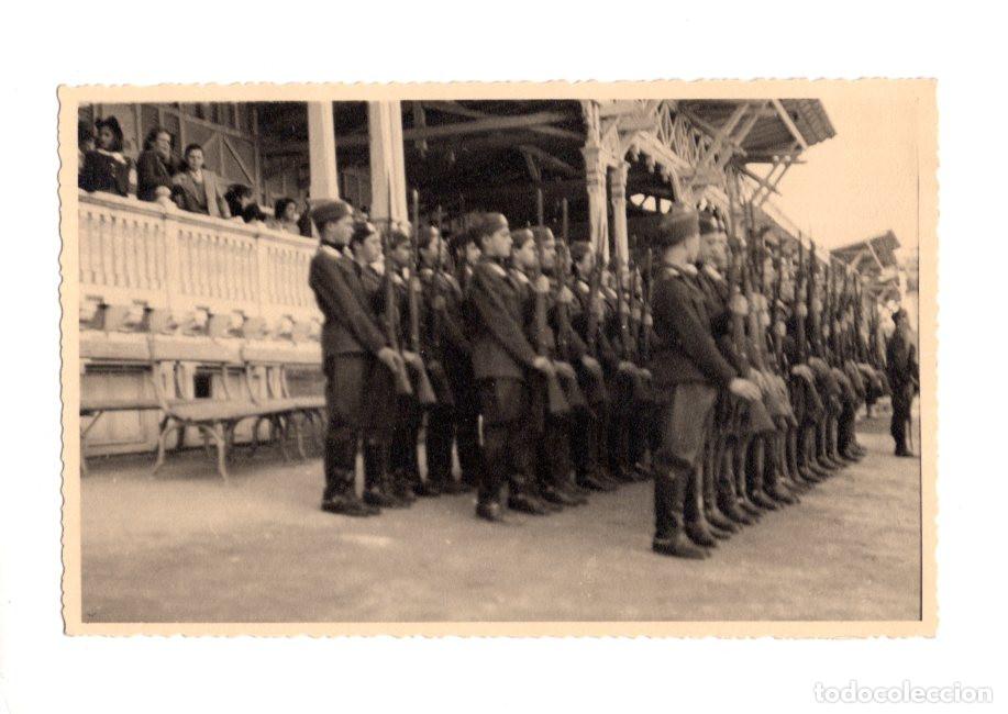 Postales: FORMACI&Oacute;N MILITAR, POSIBLEMENTE SEGUNDA GUERRA MUNDIAL, EQUIPADOS CON UNIFORMES OSCUROS Y RIFLES.