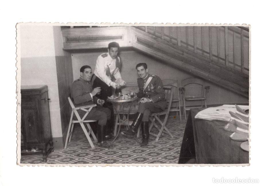 Postales: MILITARES POSANDO , MEDALLAS GUERRA CIVIL.