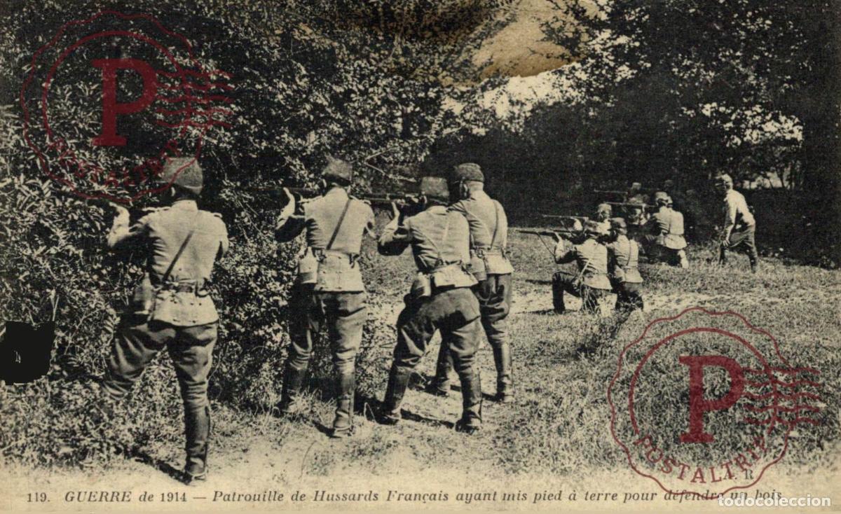 Postales: GUERRE 1914 Patrouille de Hussards Francais ayant mis pied &agrave; terre pour defendre un bois