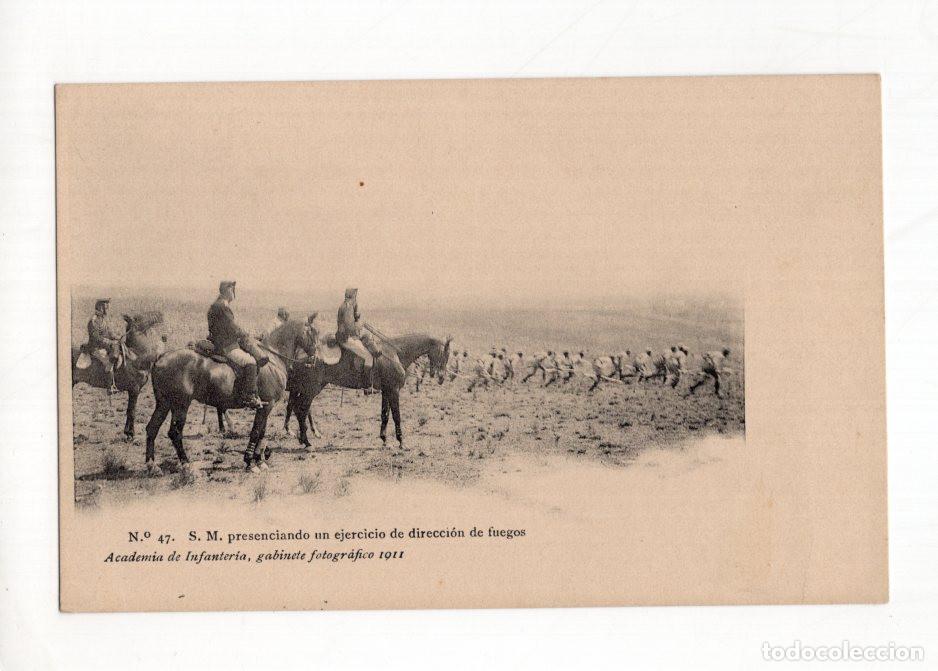 Postales: N.&ordm; 47. S. M. PRESENCIANDO UN EJERCICIO DE DIRECCI&Oacute;N DE FUEGOS ACADEMIA DE INFANTER&Iacute;A, 1911