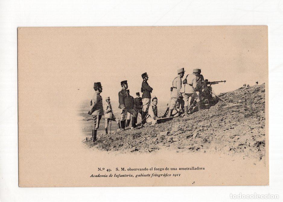 Postales: N.&ordm; 49. S. M. OBSERVANDO EL FUEGO DE UNA AMETRALLADORA ACADEMIA DE INFANTER&Iacute;A, 1911