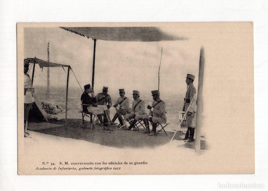 Postales: N.&ordm; 54. S. M. CONVERSANDO CON LOS OFICIALES DE SU GUARDIA ACADEMIA DE INFANTER&Iacute;A, 1911
