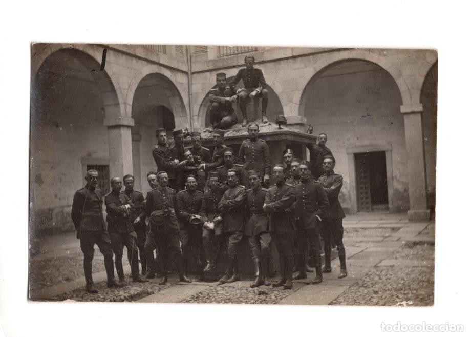 Postales: CAMPA&Ntilde;A DEL RIF - GRUPO DE MILITARES ESPA&Ntilde;OLES POSANDO EN EL PATIO DE UN CUARTEL.