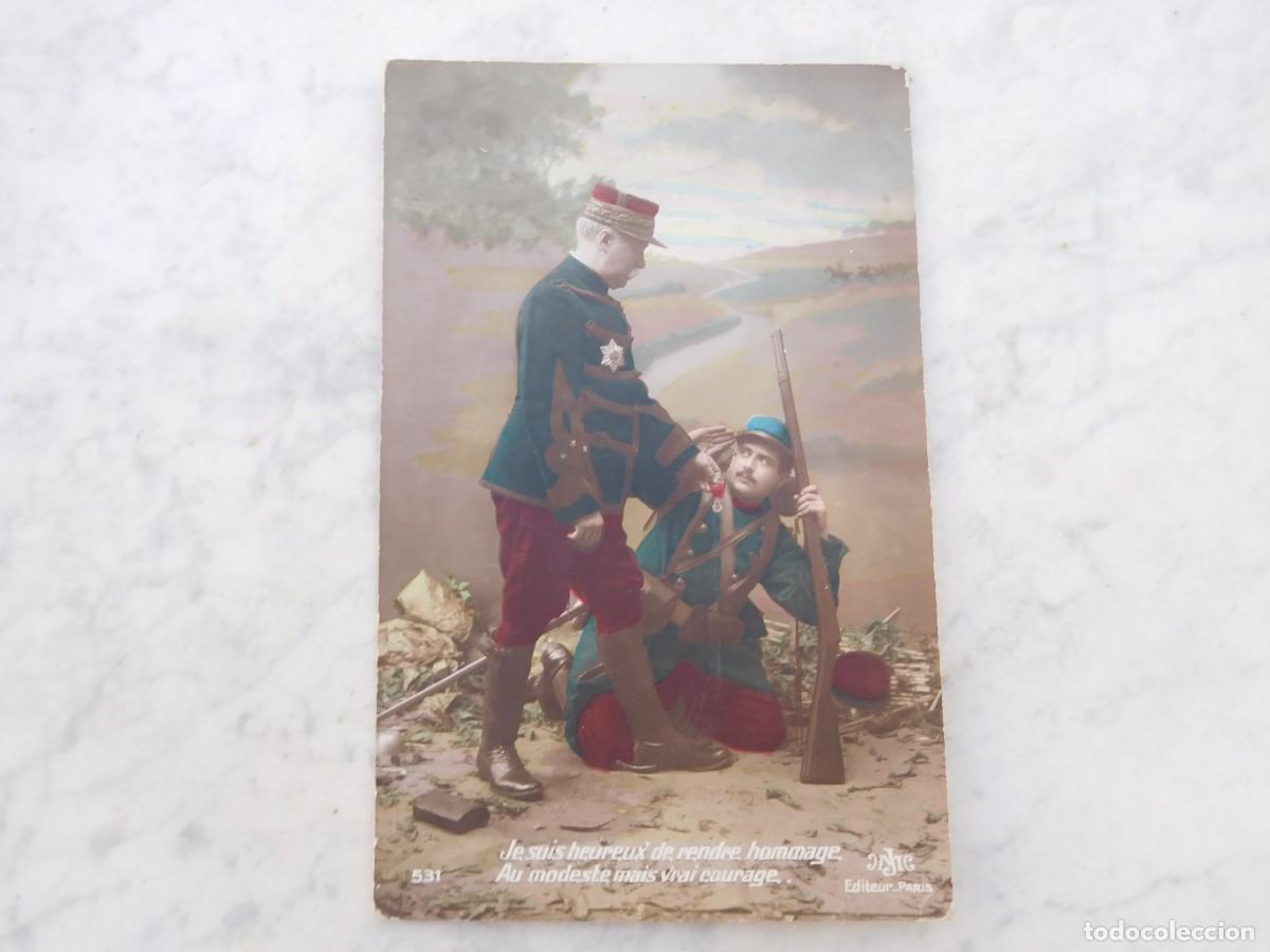 Postais: Postal patri&oacute;tica francesa oficial entregando medalla a un soldado