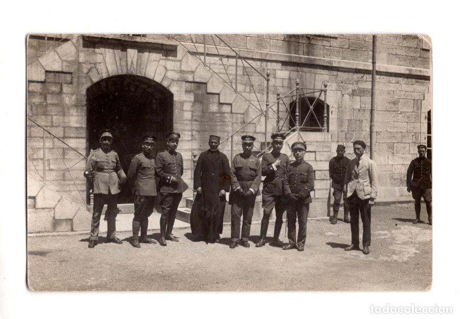 Postales: CAMPA&Ntilde;A DEL RIF.- GRUPO DE OFICIALES MILITARES Y UN RELIGIOSO POSANDO FRENTE A LA ESCALINATA.