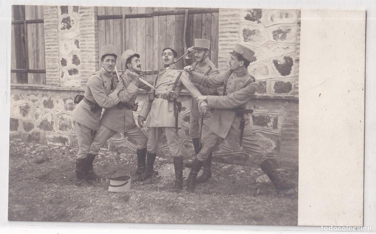 Postcards: Postal fotogr&aacute;fica militares, entre ellos Jacinto Cavestany. Toledo ?. Sin circular.