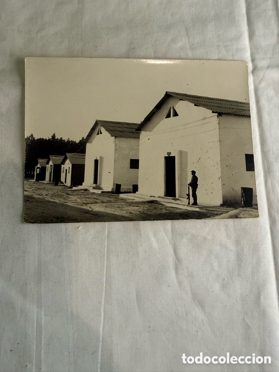 Postales: Postal fotogr&aacute;fica cuartel militar con centinela blanco y negro original de la &eacute;poca