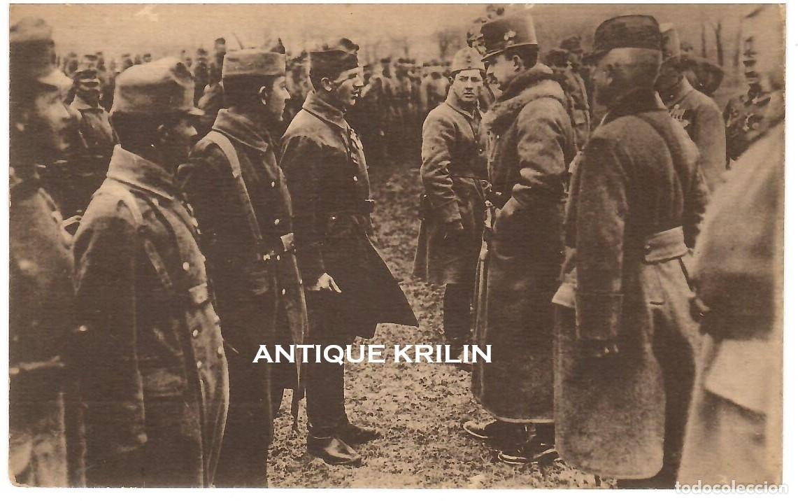 Postales: EJERCITO AUSTRO-HUNGARO / EL EMPERADOR CONDECORANDO A SUBOFICIAL / SIN FRANQUEAR