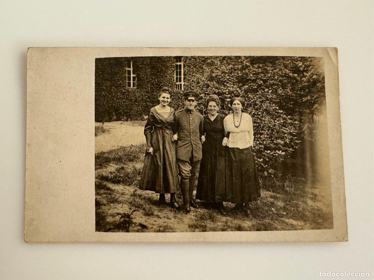 Postales: MUJERES POSANDO JUNTO A UN FAMILIAR MILITAR - FOTOGRAFICA - POSTAL ANTIGUA -(116.418)