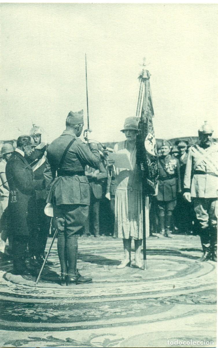 Postales: LEGION. DAR RIFFIEN. REINA VICTORIA ENTREGA BANDERA AL CORONEL JEFE DEL TERCIO. OCTUBRE 1927