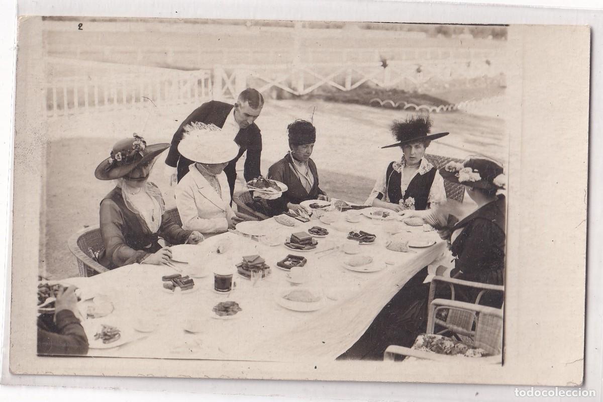 Postales: Postal fotogr&aacute;fica. La Reina Victoria Eugenia de Battenberg en una comida institucional.