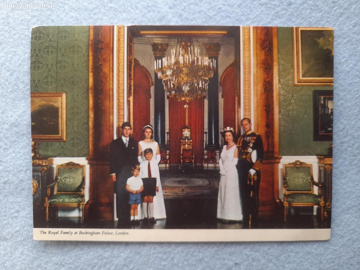 Cartoline: La Familia Real Brit&aacute;nica en el Palacio de Buckigham. Escrita en 1980.