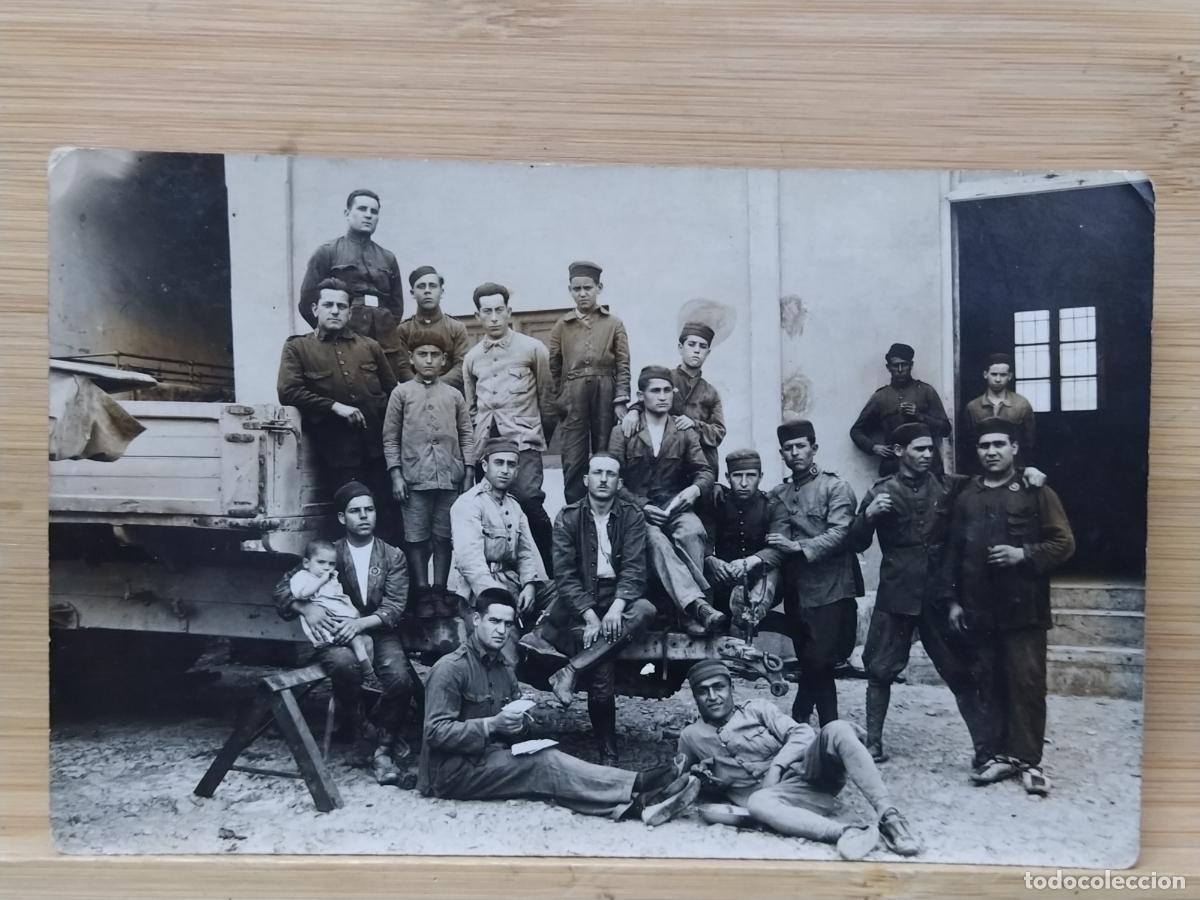 Postales: MILITARES - GRUPO MILITAR - UNO CON SU HIJO - FOTOGRAFICA - POSTAL ANTIGUA -(116.971)