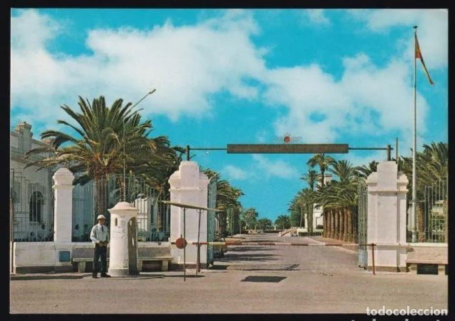 Cartoline: Los Alc&aacute;zares. *Base A&eacute;rea. Puerta principal* Ed. G. Garrabella n&ordm; 26. Escrita.