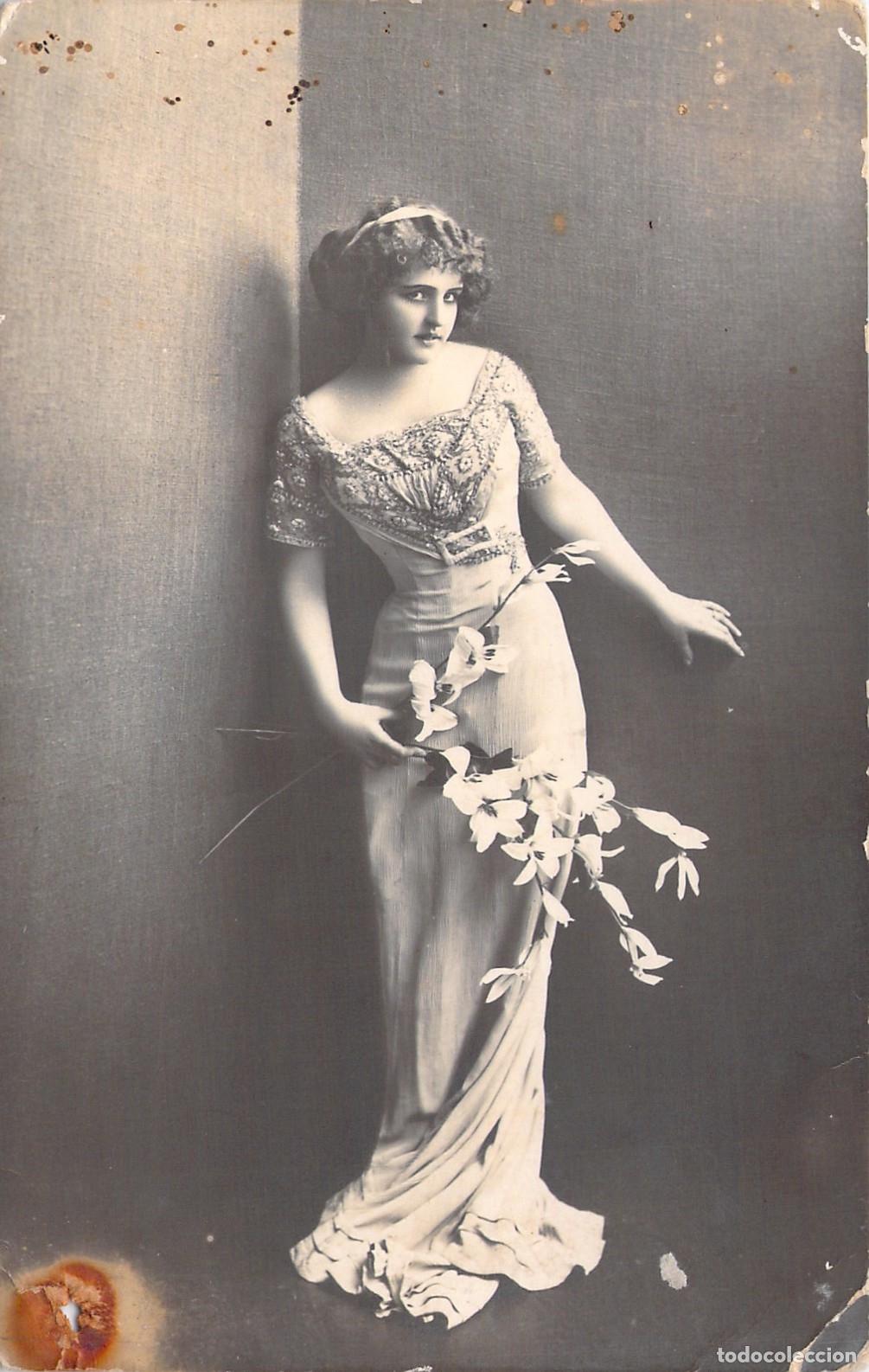 Postales: Postal con retrato de mujer elegante sosteniendo flores
