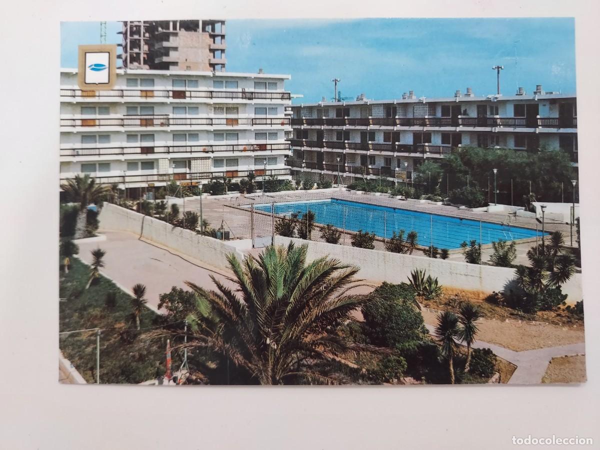 Postales: POSTAL LA MANGA DEL MAR MENOR CARTAGENA URBANIZACION PUERTO BELLO Y PISCINA. 1980. CIRCULADA. MURCIA