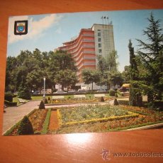 Postales: Nº 26 PAMPLONA MONUMENTO A LA INMACULADA Y HOTEL DE LOS TRES REYES