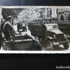 Postales: PAMPLONA NAVARRA DESFILE DE LA VICTORIA 1956 POSTAL FOTOGRAFICA FOTO VICENTE CAMION MILITAR ET. Lote 300732603