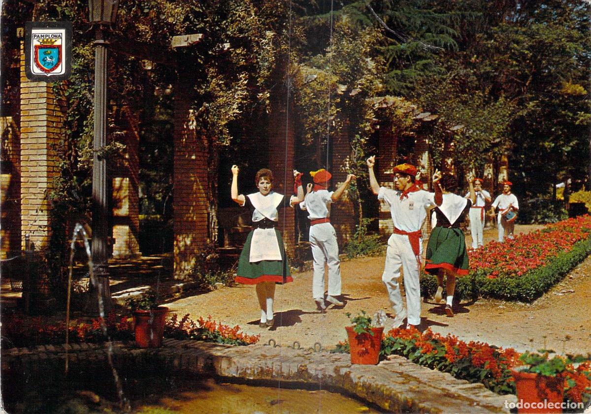 Postkarten: Postal Pamplona Jardines de la Taconera Folklore Muthiko-Alaiak