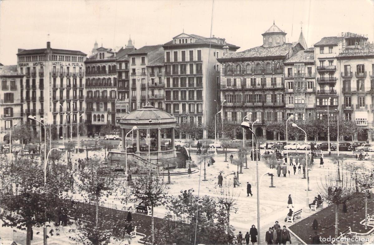 Postales: Postal de la Plaza del Castillo en Pamplona con Quiosco y Gran Hotel La Perla
