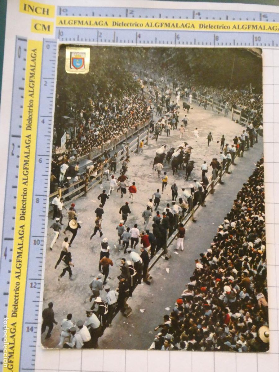 Postales: POSTAL DE NAVARRA. A&Ntilde;O 1970. PAMPLONA FIESTAS DE SAN FERM&Iacute;N EL ENCIERRO DE LOS TOROS 28 ESCUDO. 3028